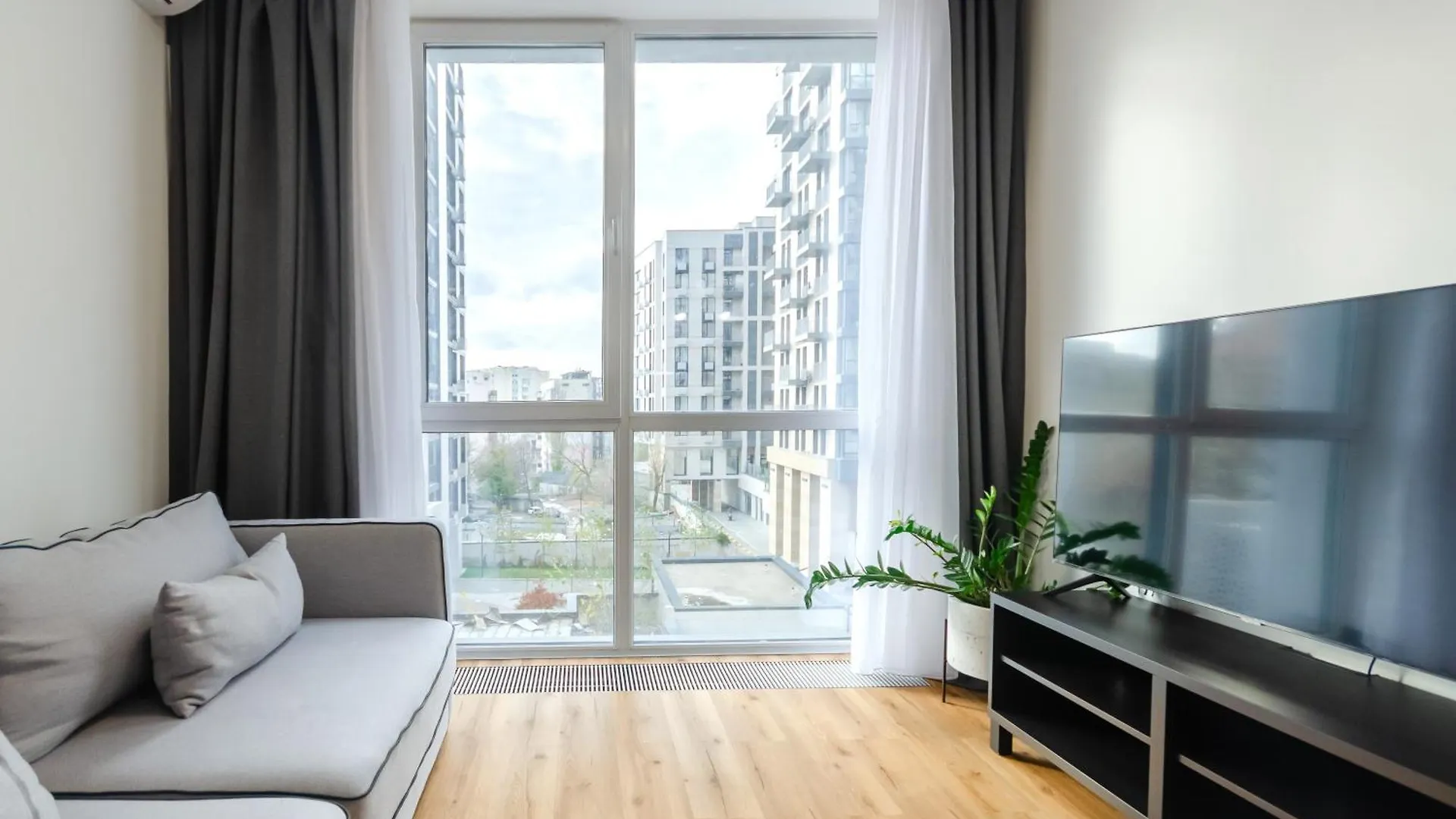 Petrovdom Apartments 4-99 In Rc Yaroslaviv Grad, Bulvarno-Kudriavska 17B 基輔